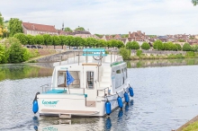 Barka turystyczna Penichette 950 E - z zewnątrz foto: LOCABOAT