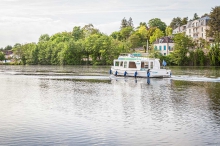Barka turystyczna Penichette 950 E - z zewnątrz foto: LOCABOAT