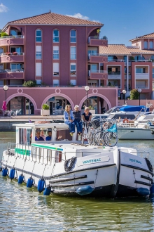 Barka turystyczna Penichette 1500 R - z zewnątrz foto: LOCABOAT