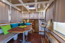 Barka turystyczna Penichette 1020 FB - czarter barek foto: LOCABOAT