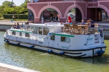 Barka turystyczna Penichette 1500 FB - z zewnątrz foto: LOCABOAT