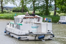 Barka turystyczna Penichette 1165 Flying Bridge z zewnątrz - czarter barek turystycznych. foto: LOCABOAT