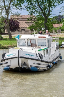 Barka turystyczna Penichette 1165 Flying Bridge z zewnątrz - czarter barek turystycznych. foto: LOCABOAT