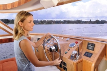 Barka turystyczna Europa 700 - wewnętrzne stanowisko sterowe foto: LOCABOAT