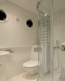 Barka turystyczna Europa 700 - łazienka foto: LOCABOAT